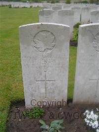 Etaples Military Cemetery - Mansey, T